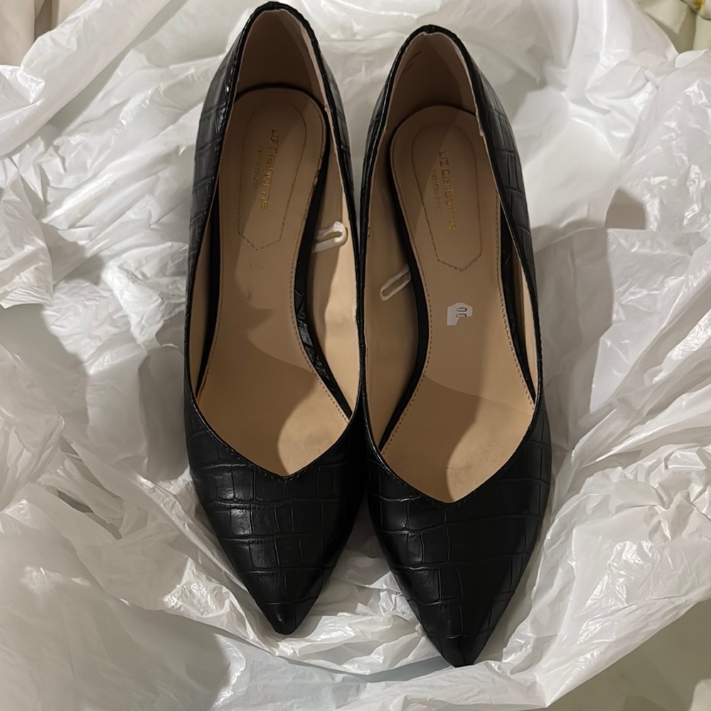 Liz Claiborne Black Flats Sleek Design